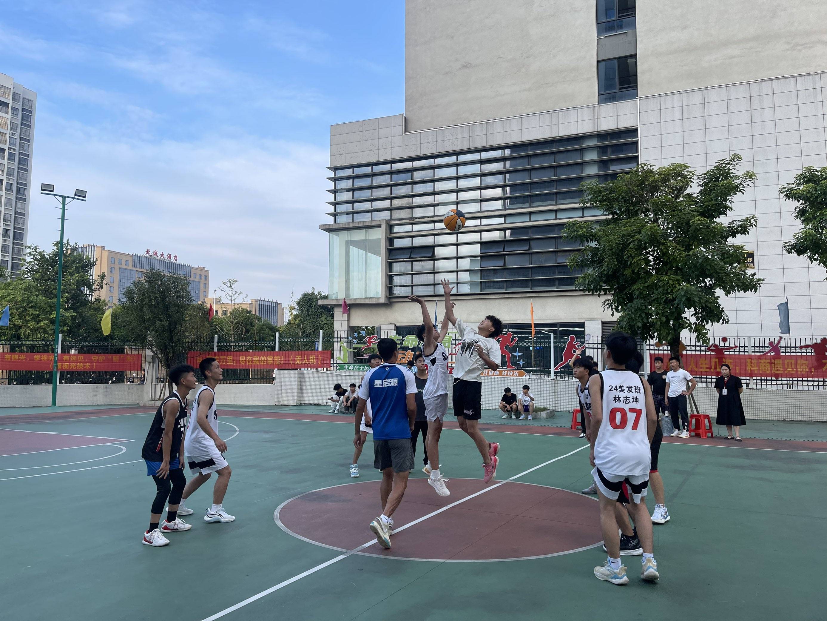 包含篮球赛场精彩不断，球队风采展露无遗的词条