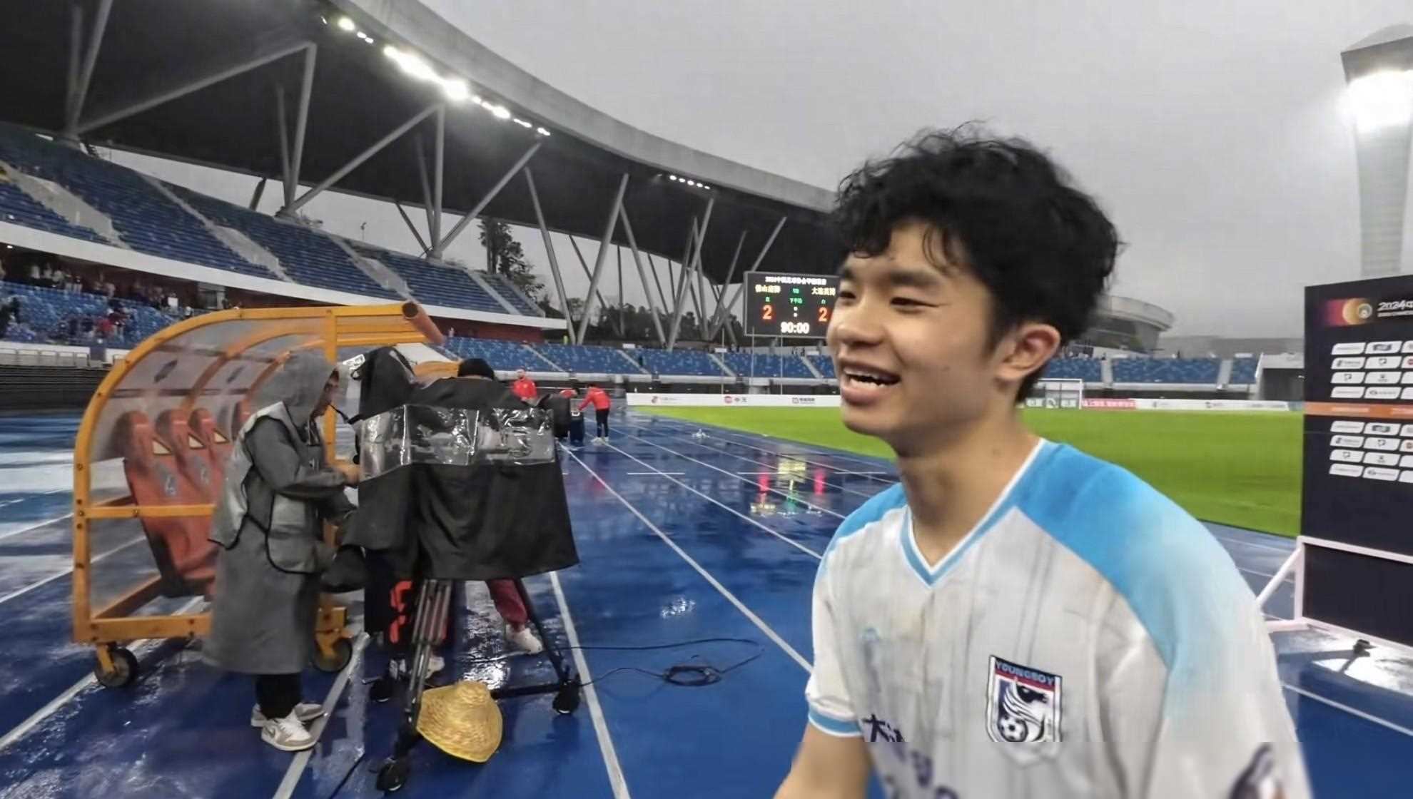 大连一方球员展现出色表现，全力冲刺前进的简单介绍